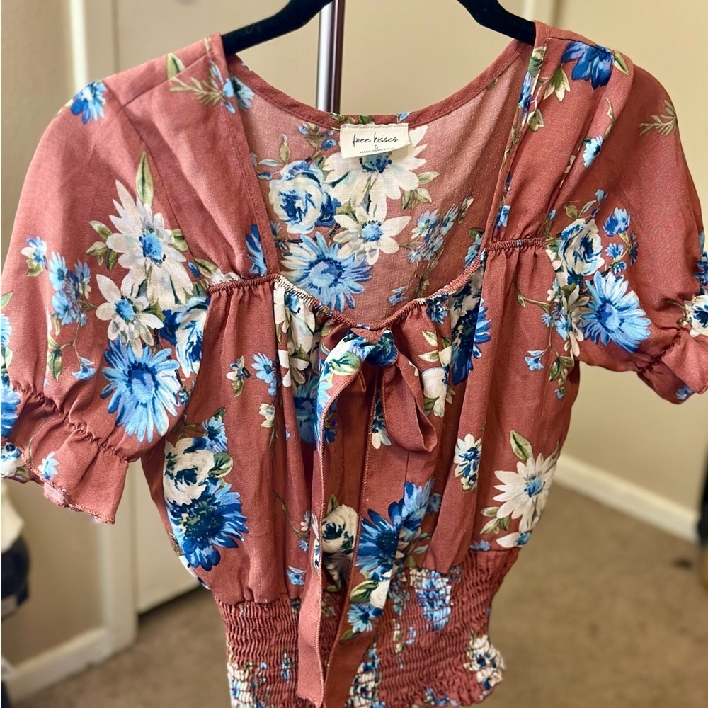 Free Kisses- Floral Blouse in Pink and Blue - Picture 2 of 3